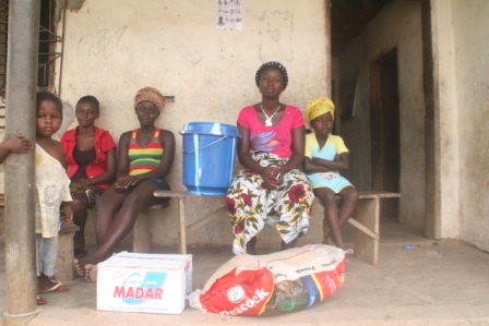 Dudu family receive donation during quarantine in Kolahun Old Town