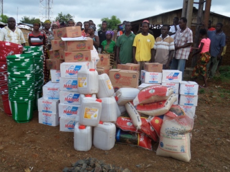 Ebola victims from 3 communities in the Mboo StatutoryDistrict receive donation in Towar Hill Community