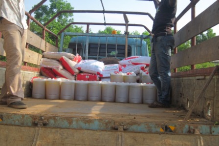 Loading truck in Sinje for the field 