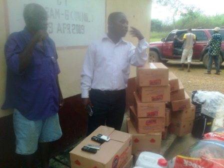 the leader of the blind Jerry B. Flomo, receive donation in the benla community