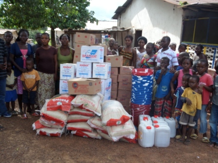 Victims in Gbandi community pose with ration