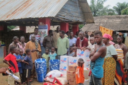 a quarantine family of 30 in Jojoima receive donation from SEFL through MSL after losing 3 to ebola 