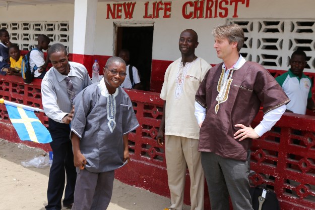 Momolu Vannie får en lika fin skjorta som jag. 