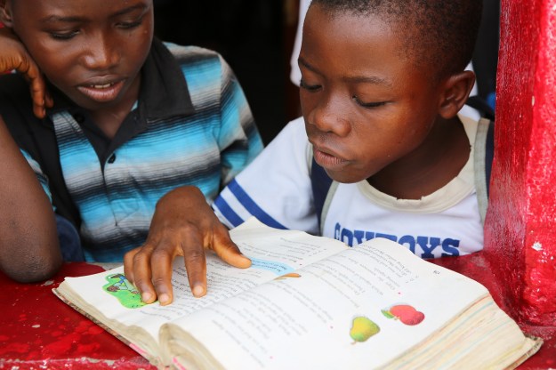 Stolt kille visar hur bra han läser. 