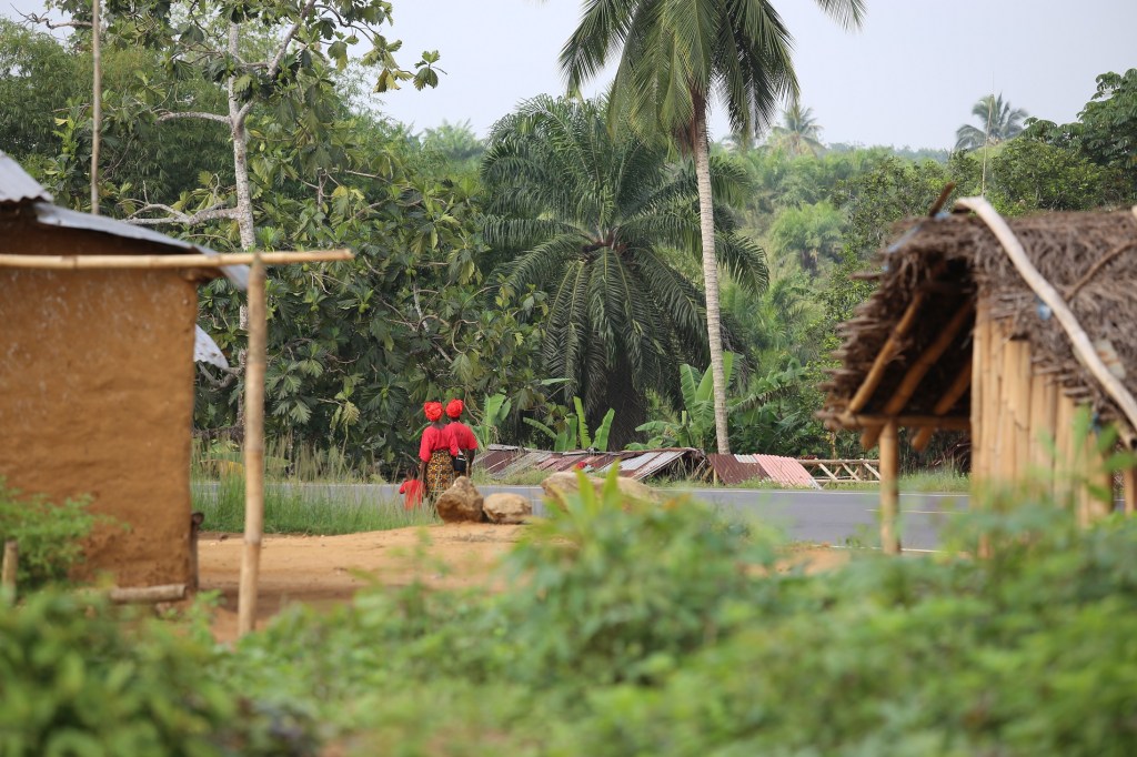 Utanför Mother Artis - kvinnor i rött