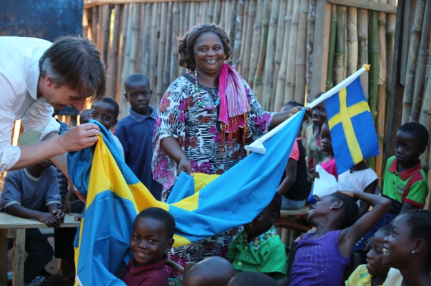 Mother Artis: Rektorn, Peter Henning och kidsen busar med flaggan. 