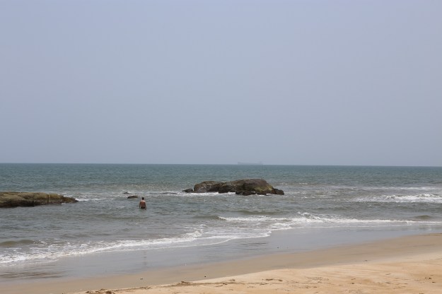 Jag lovade Mamma att vara försiktig i Liberia - så jag badar i barnbassängen...