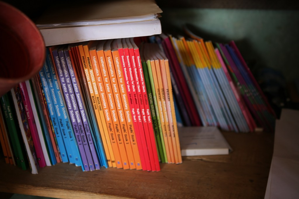 Här är det uppskattade skolböcker som sköts av lärarna