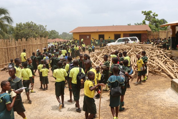 Förmiddagsskolan slutar. Snart dundrar eftermiddagsgänget in.