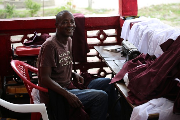 Skräddaren flyttade ut till sin kund. 