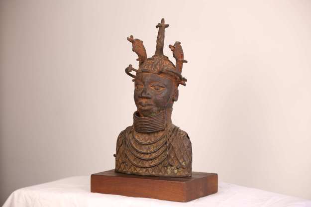 1 Staty - halvkropp33,5 cm hög 3,5kg, statyn Statyn 30cm, mahognyfoten 3,5cm 