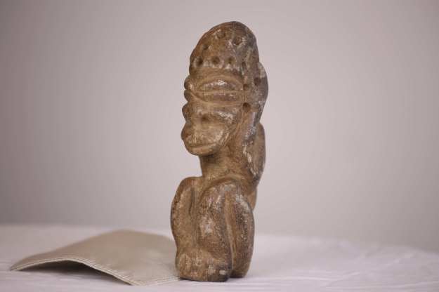 10 Stenstatys, sittande människa15 cm hög 515g HÖGSTA BUD: 3500:-