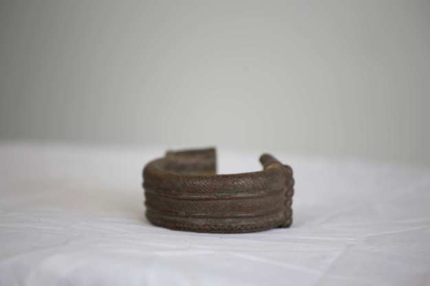 11 Armband med mönster7,5 cm hög 330g HÖGSTA BUD: 400:-