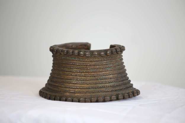 9 Halsband med mönster14 cm bred 1,1kg HÖGSTA BUD: 500:-